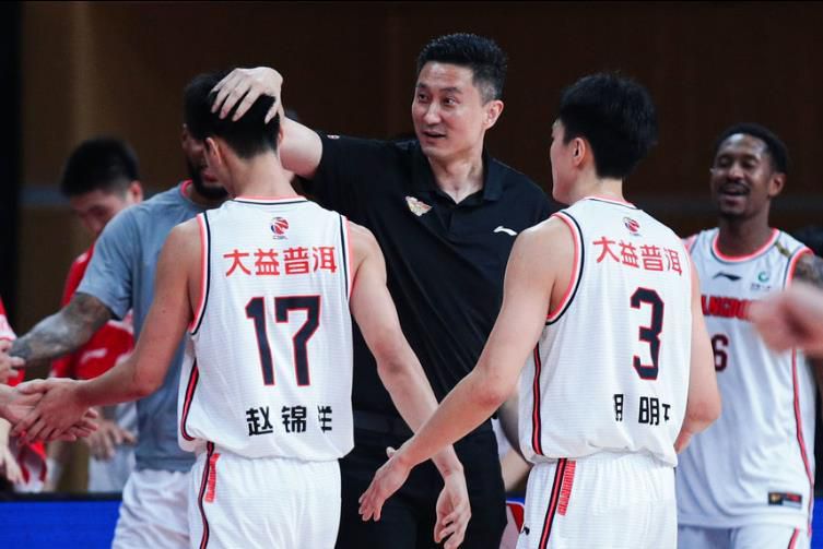 但是她们后来变成好朋友之后，她们的衣服也有一些融合在一起
